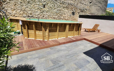 Terrasse en bois autour d’une piscine hors sol